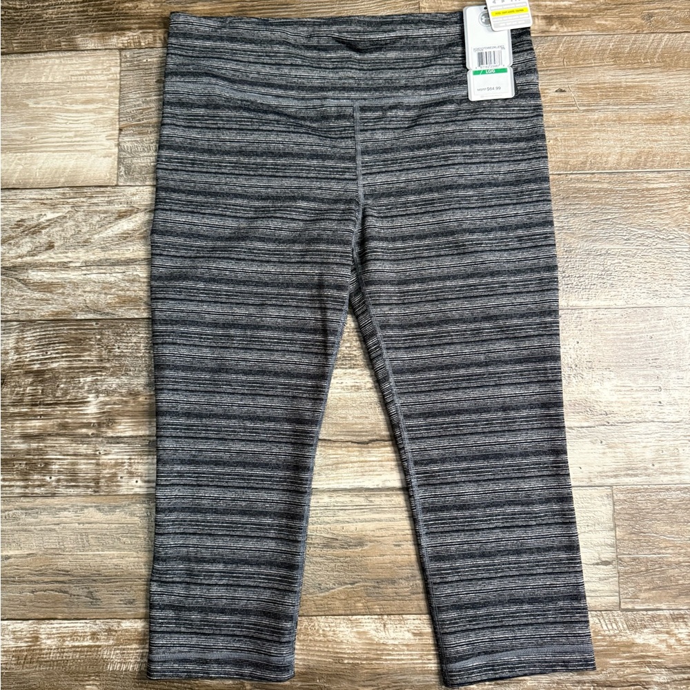 NEW Under Armor Women’s Cropped Leggings
